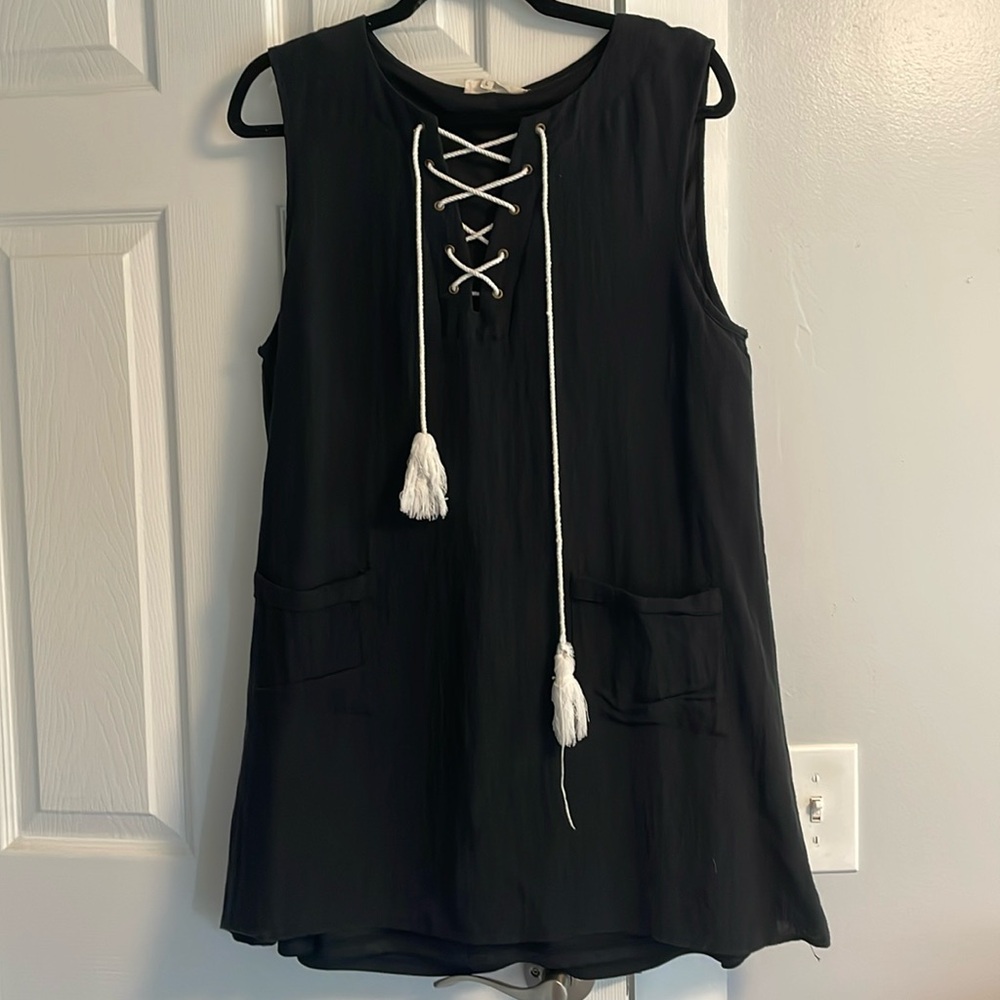 Double lined linen look alike tie front dress with pockets